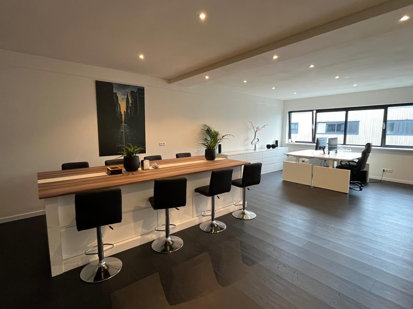 Professionele werkruimte met strak interieur